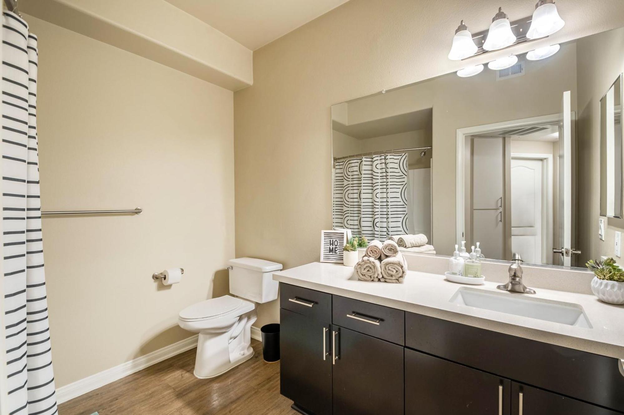 Apartment Cozy 1bd In Mdr! Free Parking And Pool! *
